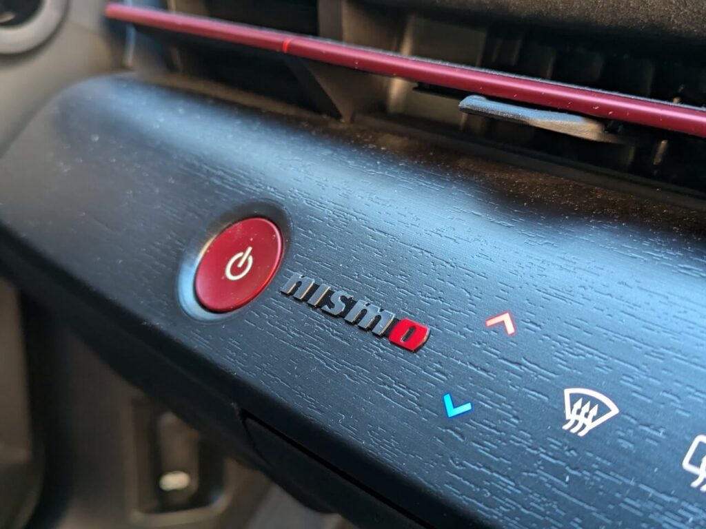 roter Startknopf bei der NISMO-Version