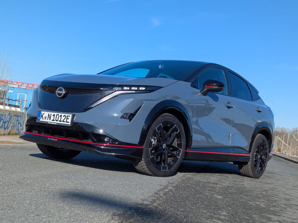 Top-Version: Nissan Ariya Nismo im sportlichen Look und grauer Lackierung "Stealth Grey" (Farb-Code: YAZ)