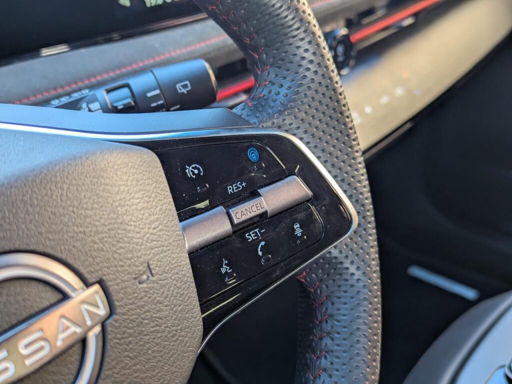 ProPilot Assistent beim Nissan Ariy Nismo - Steuerung der Fahrerassistenzsysteme über Bedientasten am Lenkrad