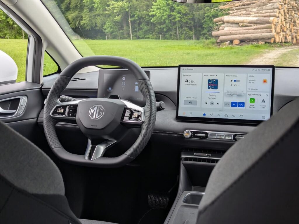 Umfangreiche Serienausstattung im MG4 EV Urban mit 12,8 Zoll Touchscreen, integriertem Navigationssystem und kabelloser Smartphone-Anbindung per Android Auto und Apple CarPlay.