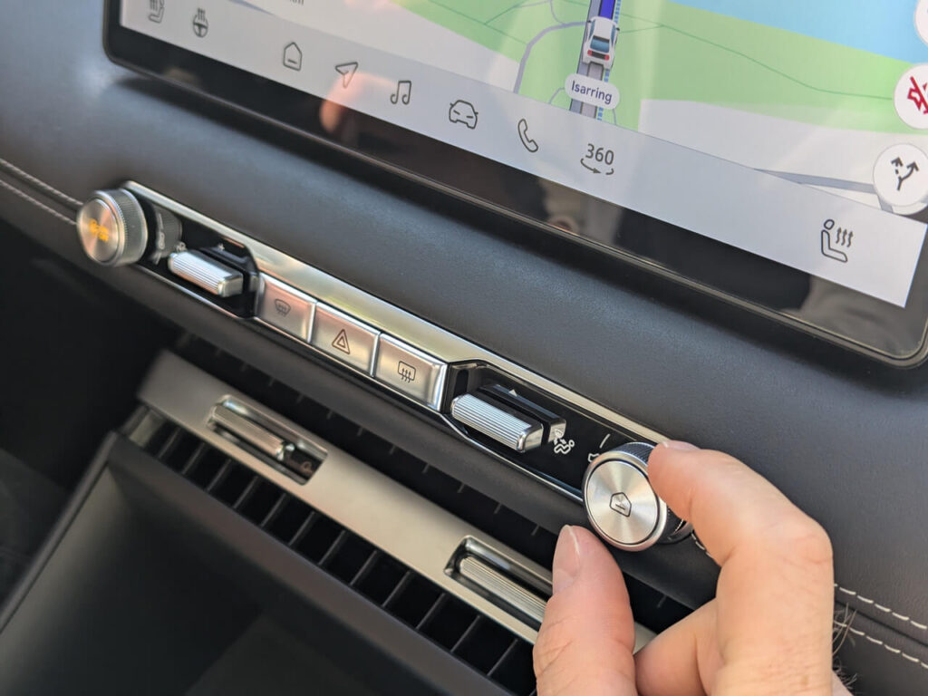 Sehr benutzerfreundlich: Der MG4 EV Urban verfügt über Tasten und Drehregler zum einstellen von Klimafunktionen und Lautstärke.