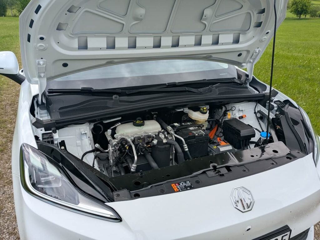 MG4 EV Urban 54 kWh Premium mit 118 kW/160 PS Frontantrieb. Unter der Fronthaube gibt es keinen Frunk.