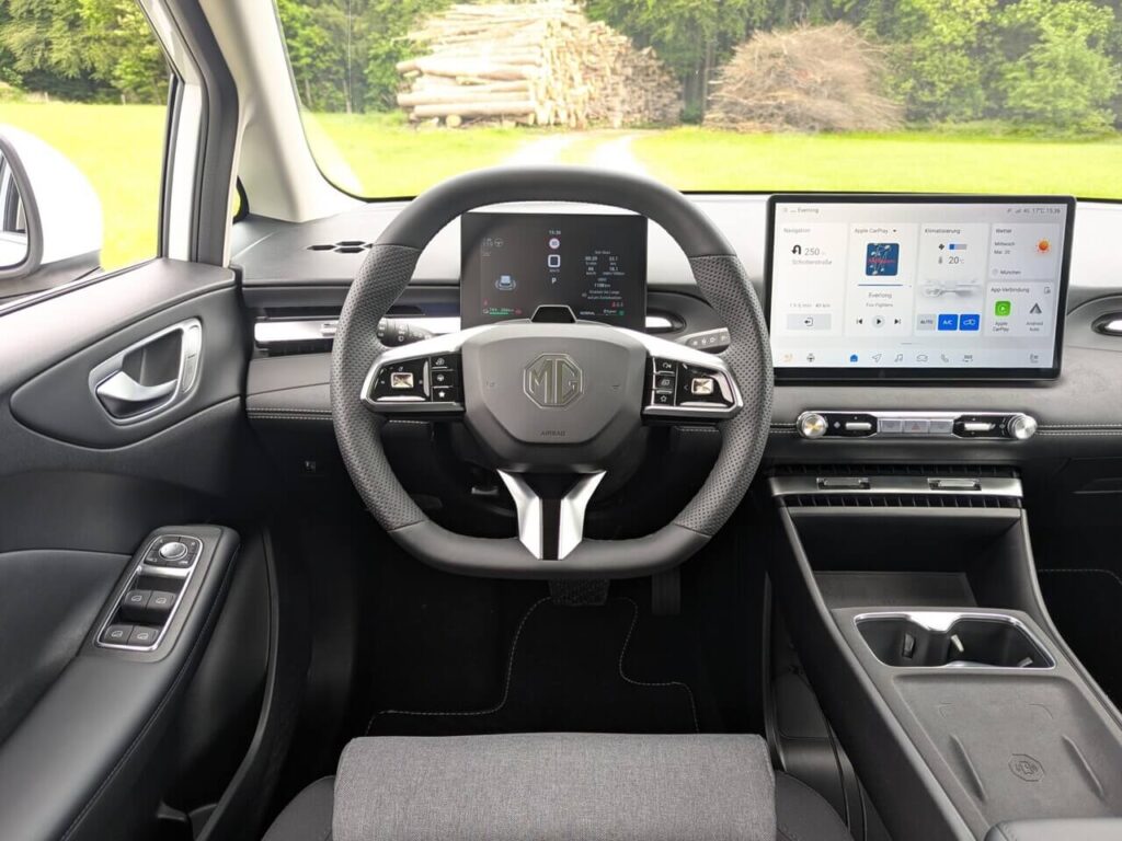 Fahrerperspektive beim MG4 EV Urban: 7 Zoll Digitaltacho und 12,3 Zoll Touchscreen vom Infotainmentsystem.
