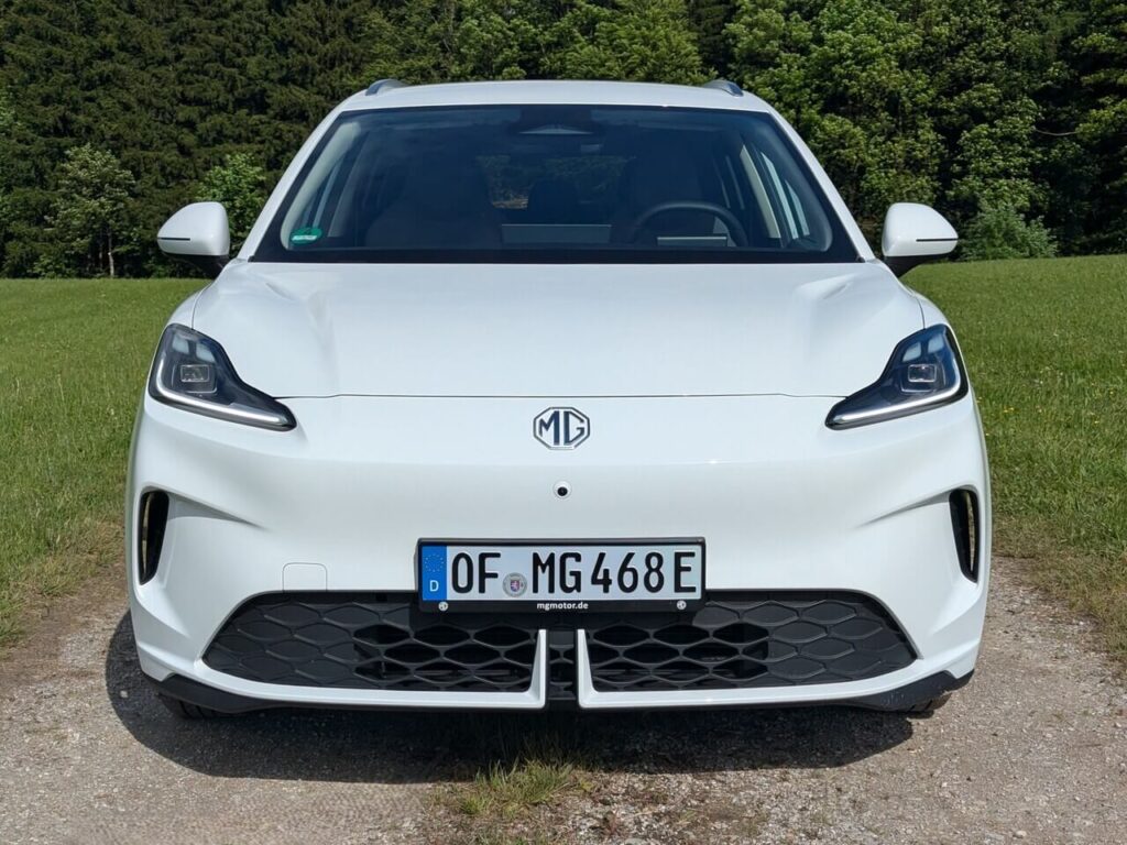 Frontansicht beim MG4 EV Urban mit geschlossener Frontmaske.
