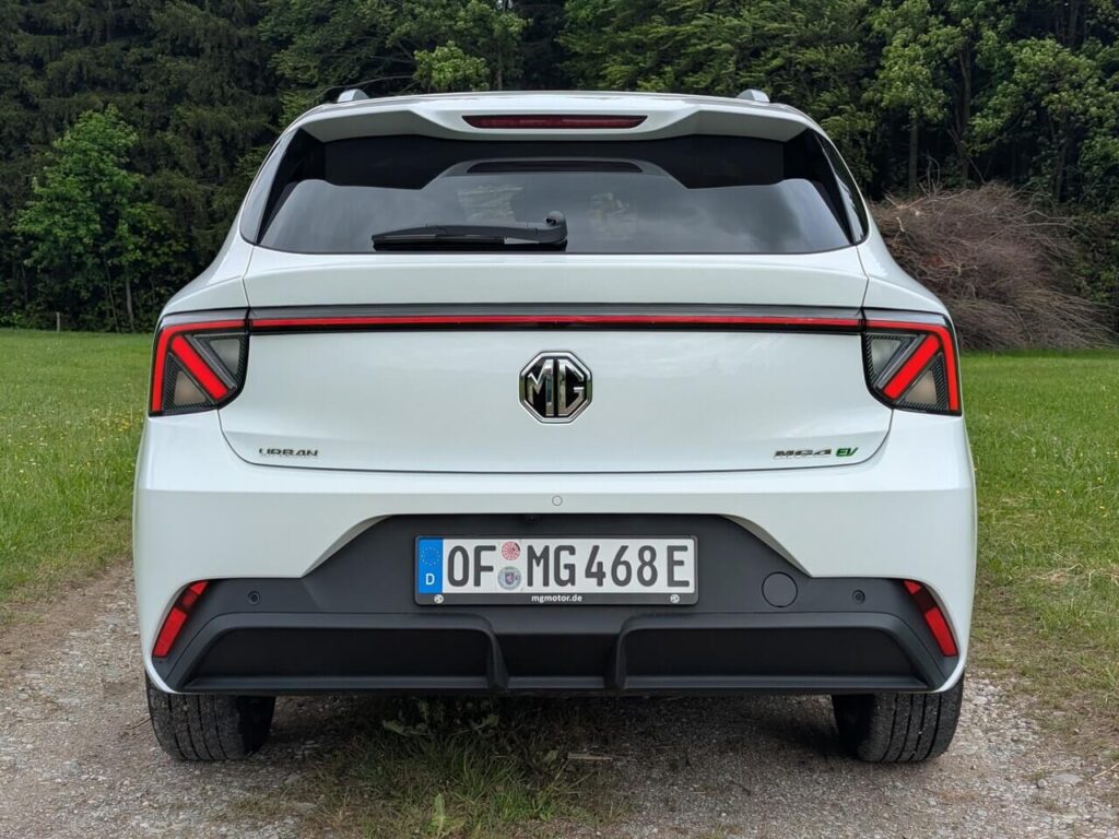 MG4 EV Urban in der Lackierung "Arctic White" mit durchgezogener Lichtleiste am Heck.