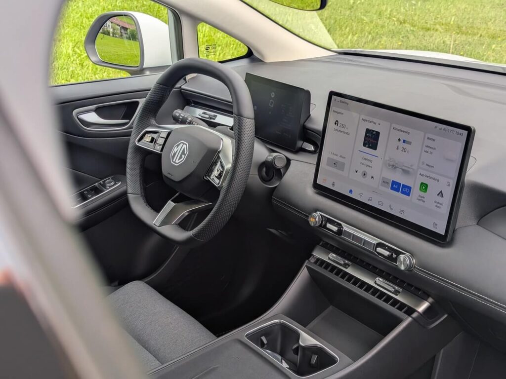 Umfangreiche Serienausstattung: MG 4 Urban ansprechender Innenraum mit großem Touchscreen.