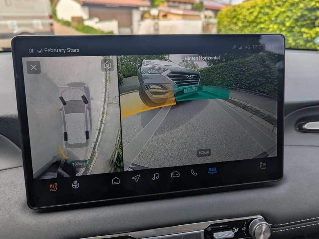 360-Grad-Kamera mit hochauflösendem Bild, zentimetergenauer Distanzmessung, Hinderniss-Erkennung und dynamischen Führungslinien.