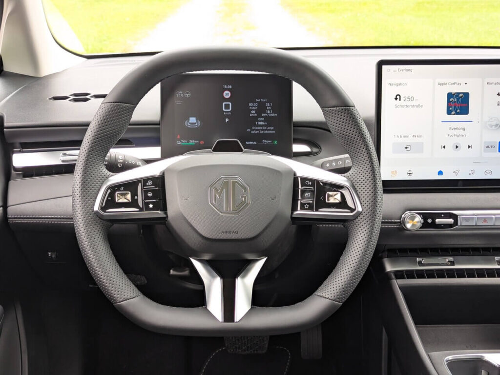 7 Zoll Fahrerdisplay, abgeflachtes Multifunktionslenkrad mit perforiertem Kunstleder im Griffbereich.