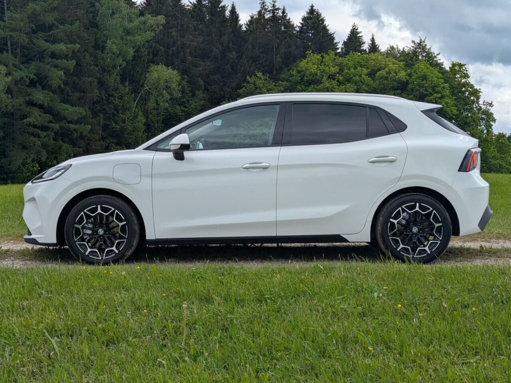 4,40 Meter Gesamtlänge - Der MG 4 EV Urban gehört zur Fahrzeugklasse der vollelektrischen Kompaktautos.
