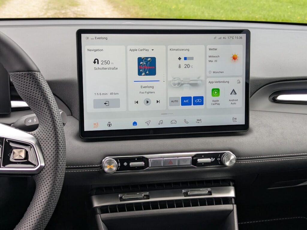 12,3 Zoll Touchscreen im MG 4 Urban: Integriertes TomTom Navigationssystem, Android Auto und Apple CarPlay (kabellos).
