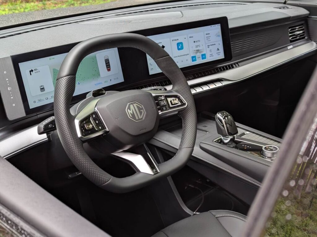 Fahrerorientiertes Cockpit beim MGS9 PHEV mit zwei 12,3 Zoll großen Displays.