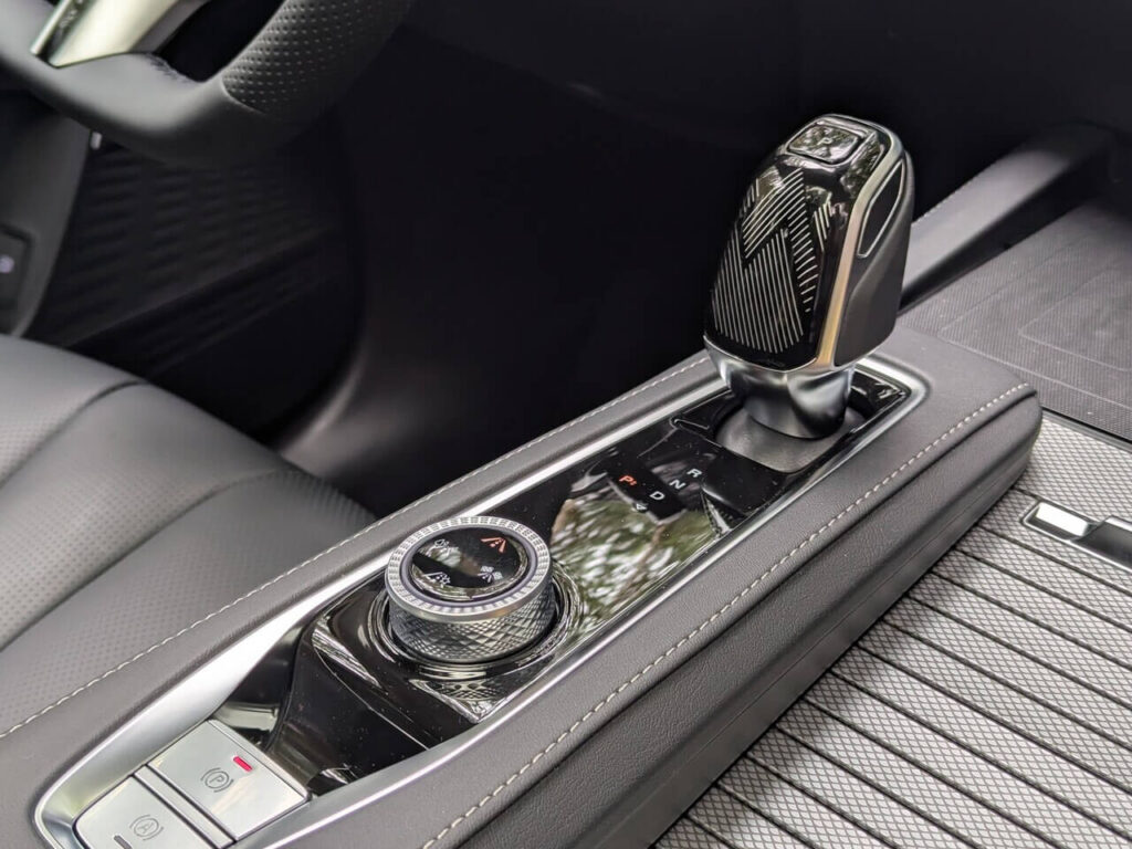 1-Gang Automatik-Getriebe und einstellbare Fahrmodi.