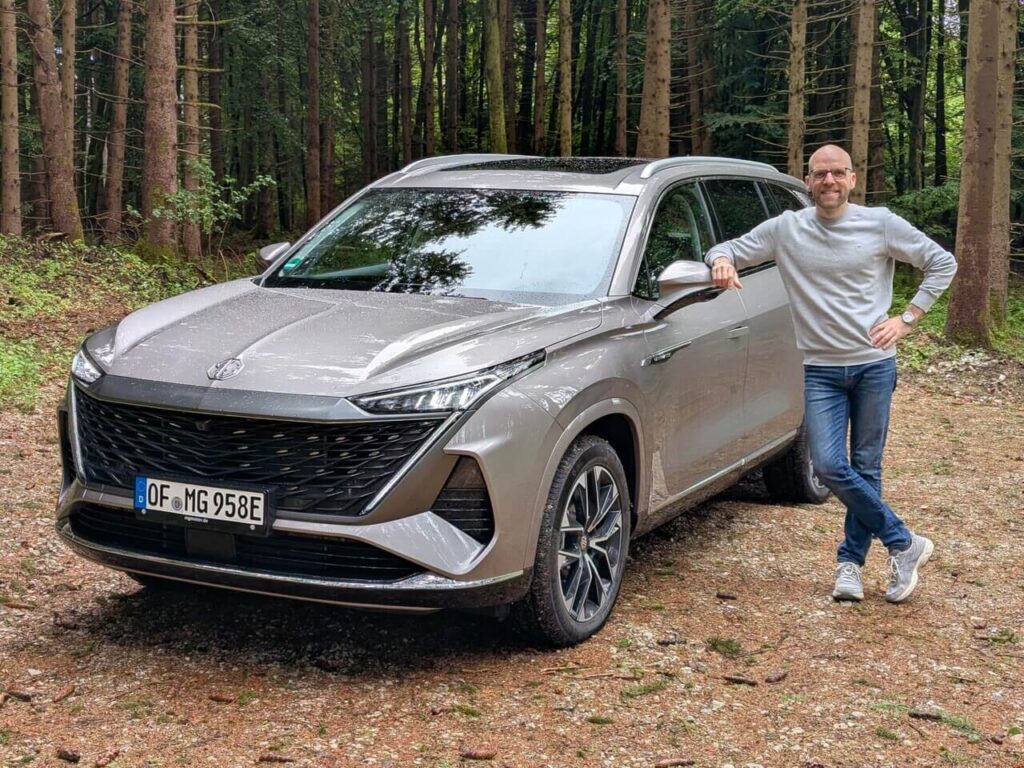 Günstiges SUV mit 7 Sitzen im Test: MGS9 PHEV im Test von Daniel Przygoda. Kaufempfehlung zum Plug-in-Hybrid mit 100 km elektrischer Reichweite.