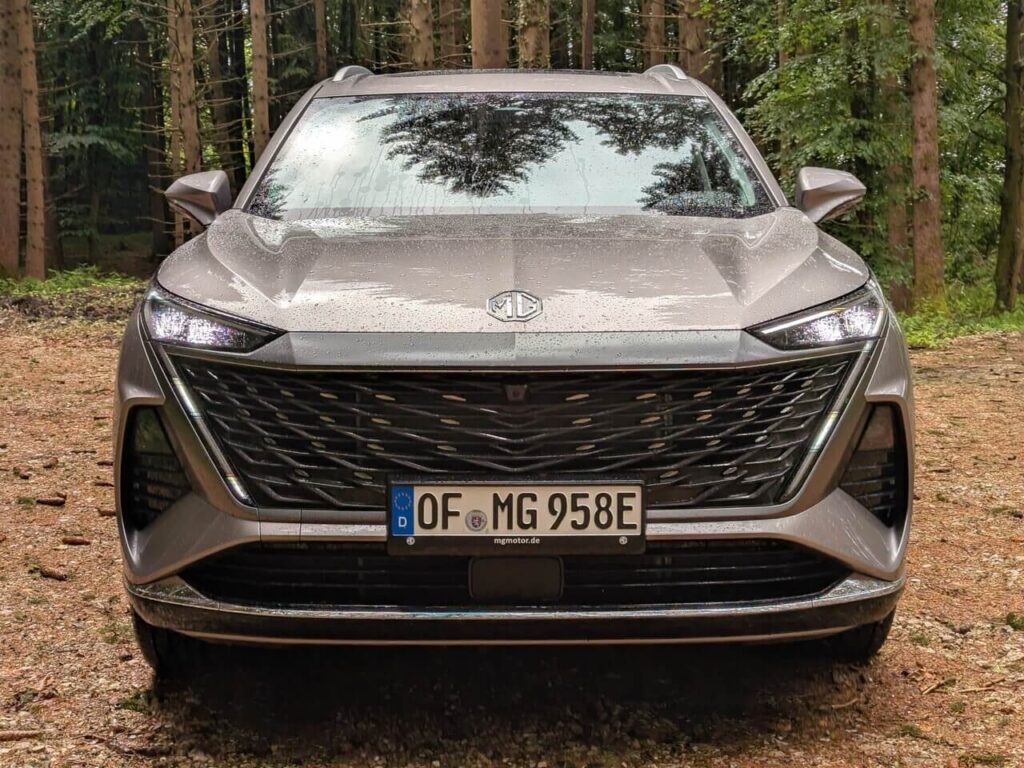 Farblich abgesetzte Frontmaske mit edlem Kühlergrill und schmalen LED-Scheinwerfern.