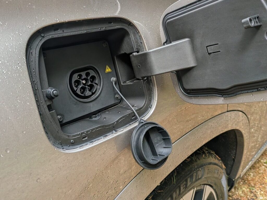 Ladezeiten ca. 3 Stunden von 10 bis 100 % (11 kW, AC). Der MG S9 Plug-in-Hybrid kann nur über Typ2 per AC aufgeladen werden.