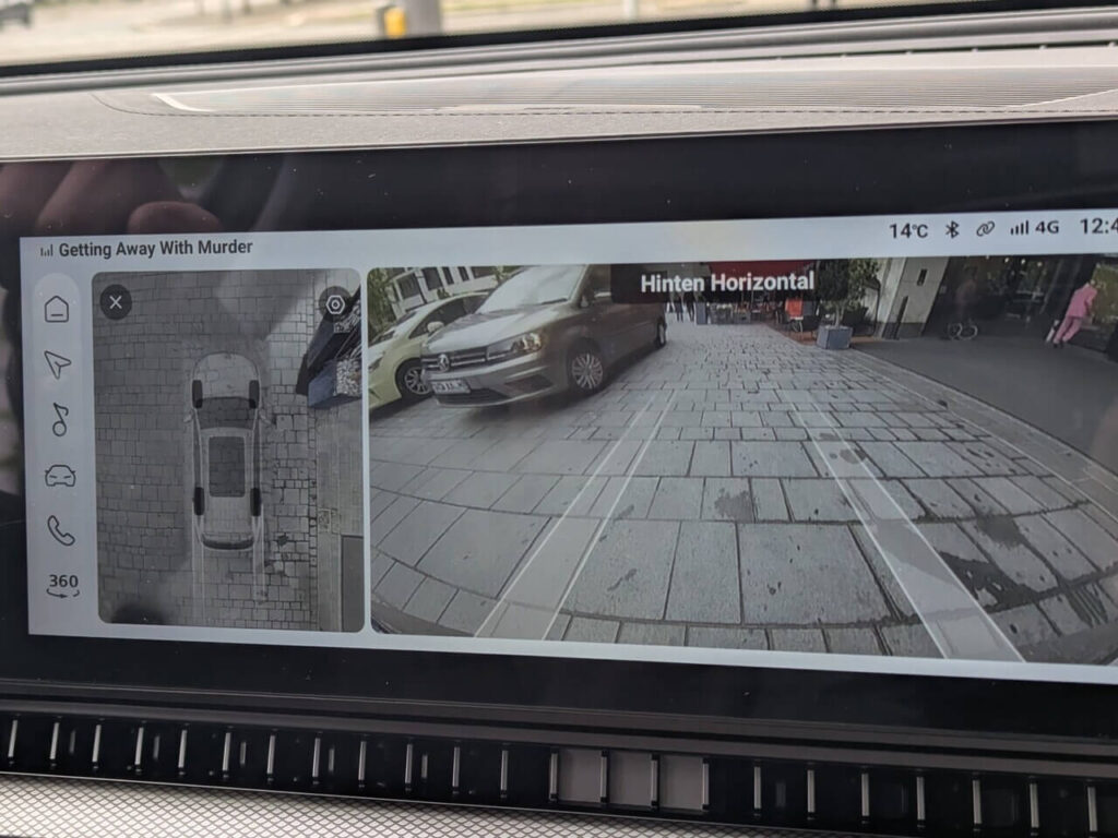 360-Grad-Kamerasystem mit hochauflösendem Bild, dynamischen Führungslinien und transparenter Ansicht (Bird-View/Vogelperspektive).