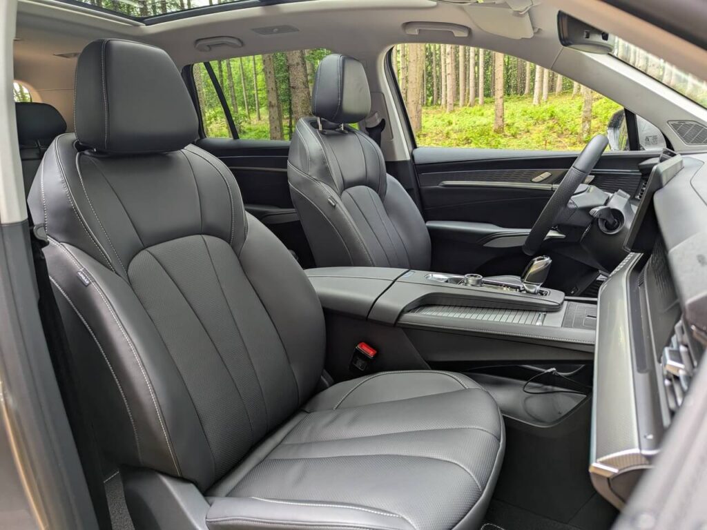 Kunstledersitze im MGS9 PHEV Premium. Die vorderen Sitze verfügen über 3-Stufige Sitzheizung und Sitzbelüftung.