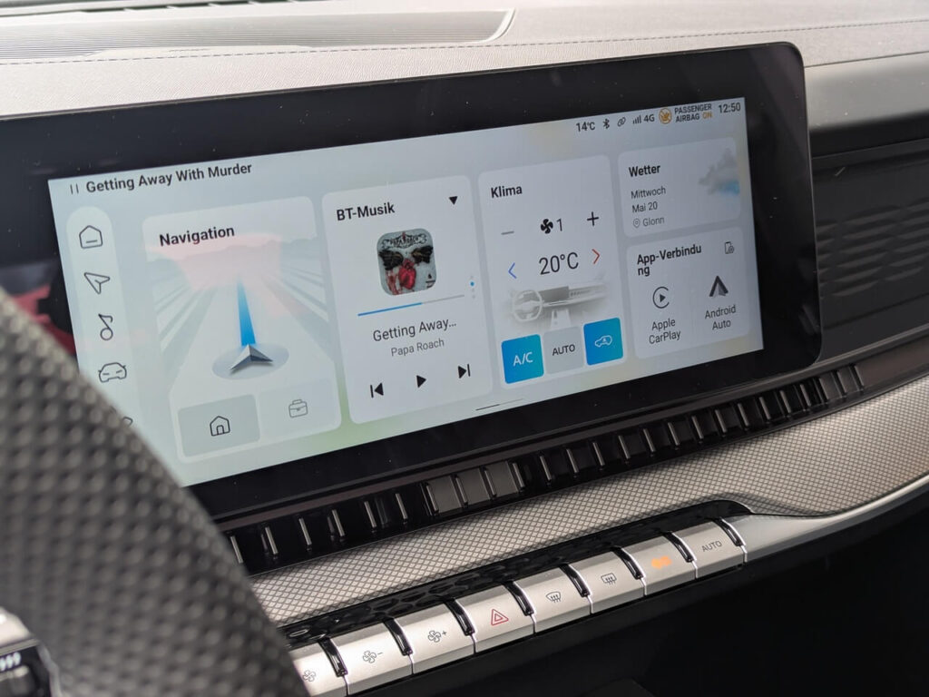 12,3 Zoll Touchscreen mit integriertem Navigationssystem und Android Auto und Apple CarPlay kabellos.