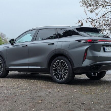 Omoda 9 PHEV ab 52.900 Euro in Deutschland mi 7 Jahren Garantie. Fastback-SUV mit Allradantrieb