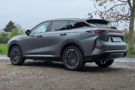 Omoda 9 PHEV ab 52.900 Euro in Deutschland mi 7 Jahren Garantie. Fastback-SUV mit Allradantrieb