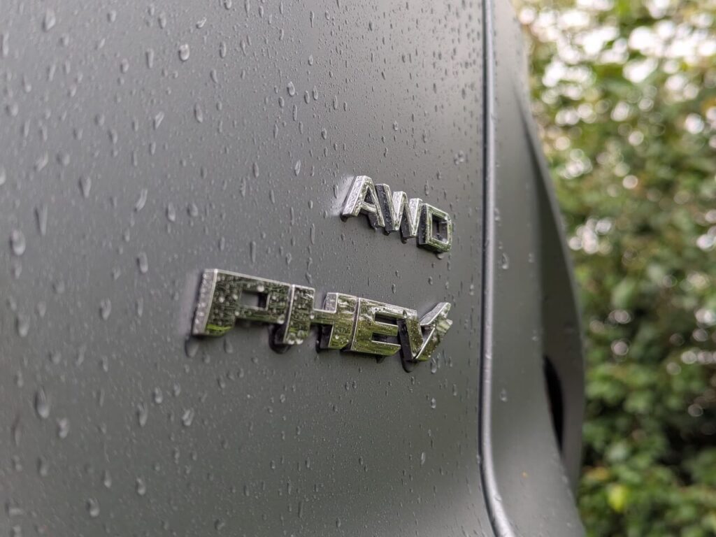 PHEV-Allradantrieb: Verbrennungsmotor und 3 Elektromotoren
