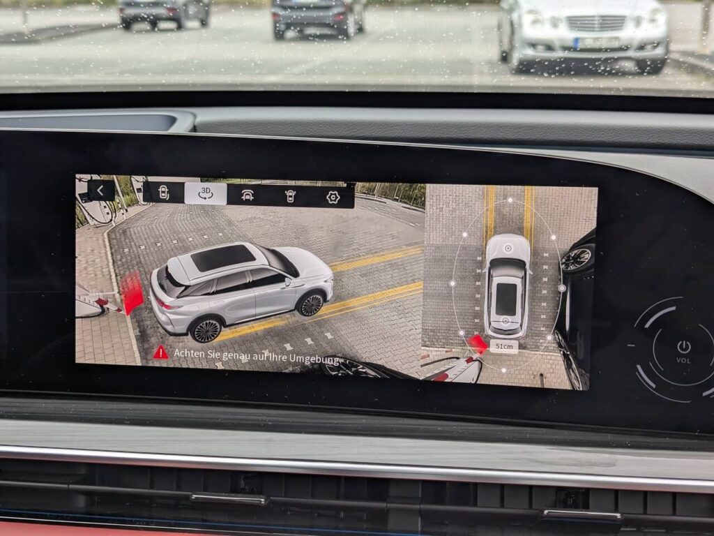 Parken und Rangieren mit hochauflösendem Kamerasystem: 360-Grad- und 3d-Ansicht mit Distanzmessung zu Hindernissen.