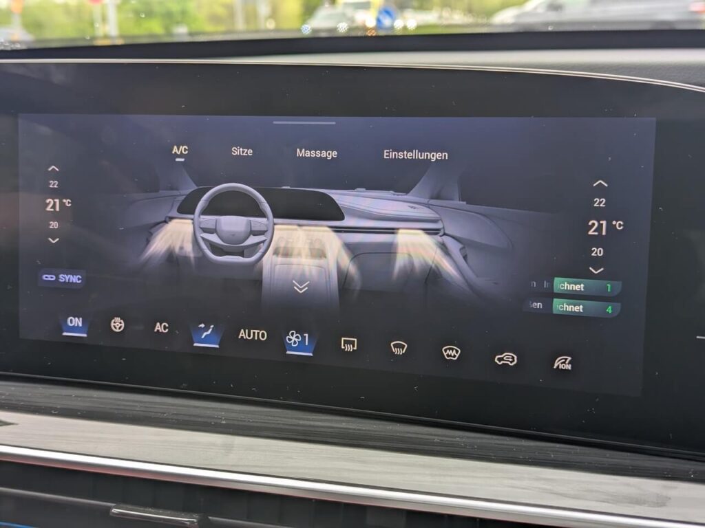Klimamenü, Sitzverstellung und Massagefunktion lassen sich über den Touchscreen steuern.