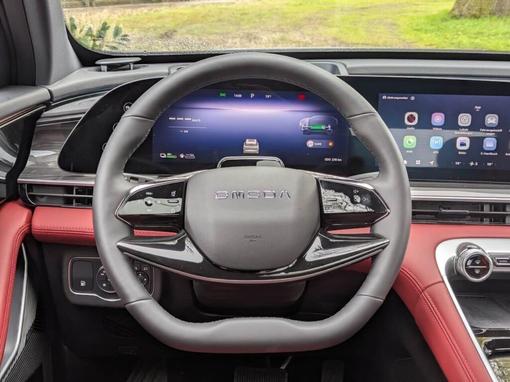 Multifunktionslenkrad mit Kunstlederbezug; 12,3 Zoll großes Kombiinstrument (Digitaltacho) und Head-up-Display mit Augmented-Reality (AR-HUD).
