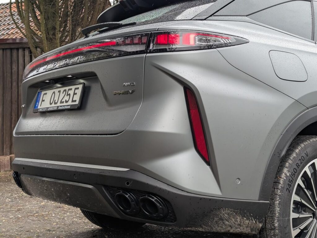 4-flutige Fake-Auspuffblenden beim Omoda 9 PHEV