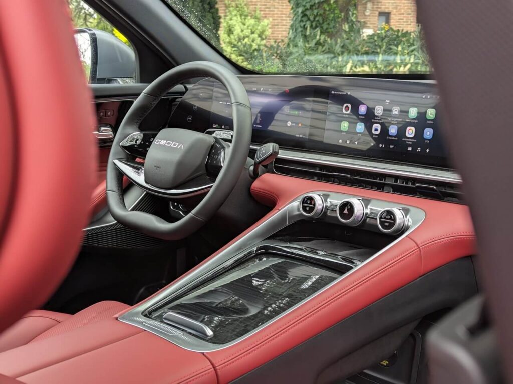 Cockpit im OMODA 9 mit breiter Mittelkonsole