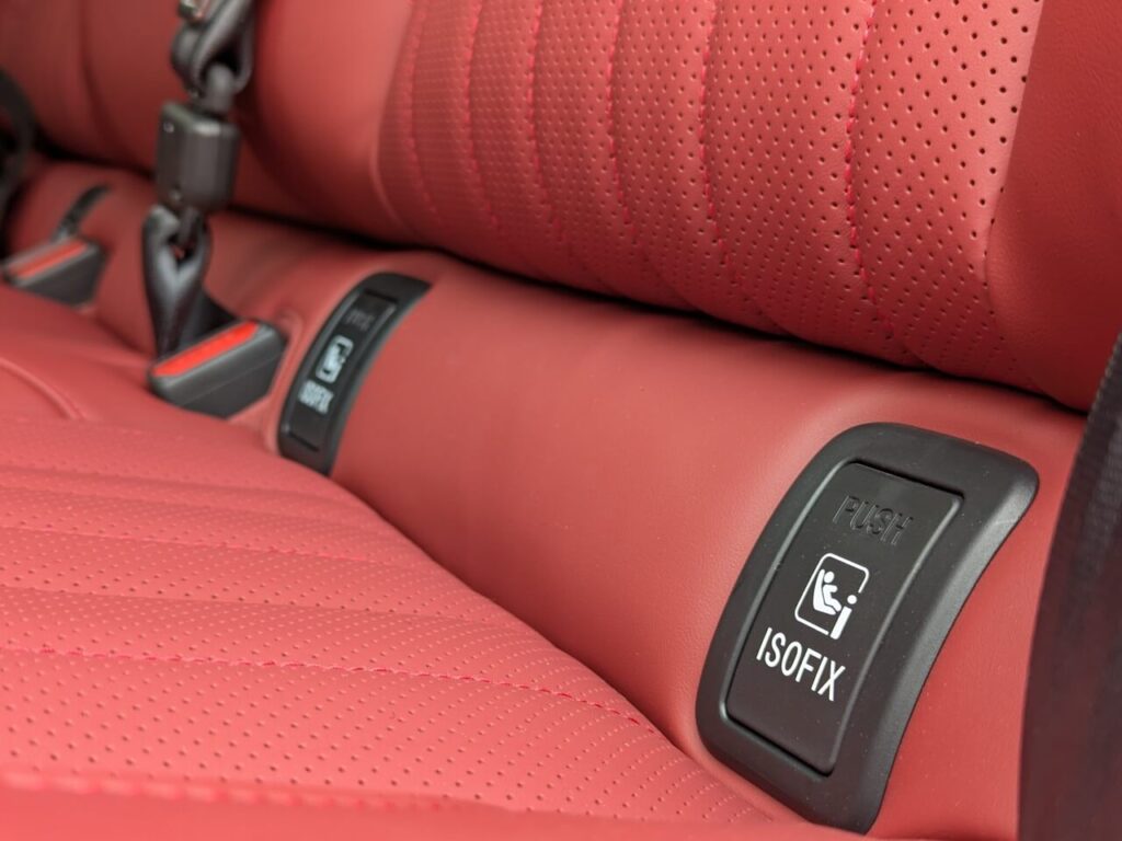 2x Isofix auf der Rücksitzbank: Hochklappbare Abdeckungen