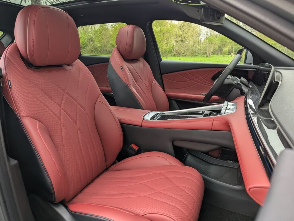 rotes Interieur: Komfortable Sitze wie im Mercedes