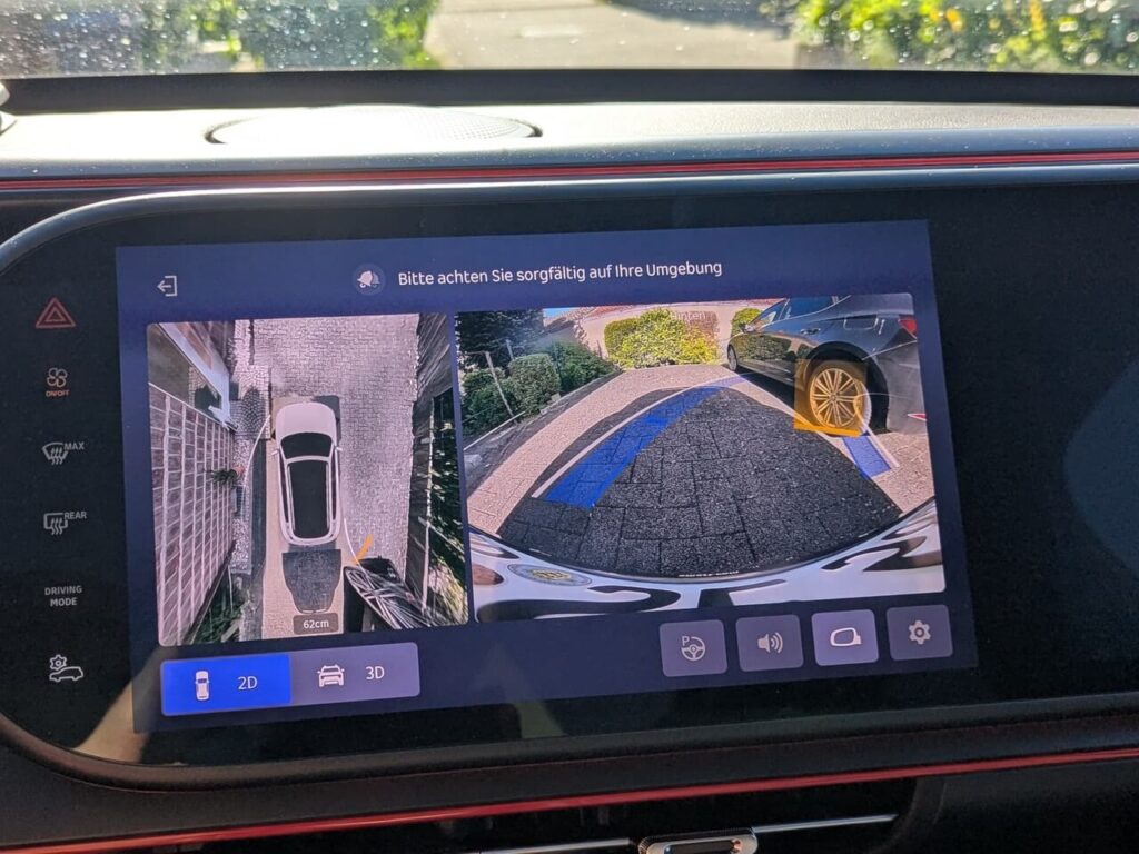 Hochauflösende Rückfahrkamera mit dynamischen Führungslinien und Hinderniserkennung, 360-Grad-Drauf-Sicht und zentimetergenauer Distanzmessung.