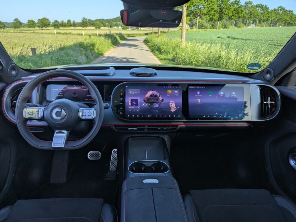 Armaturenbrett im Smart #5 BRABUS mit großen Zentral-Bildschirm und eigenem Touchscreen für den Beifahrer.