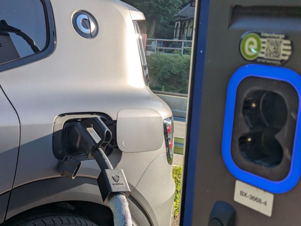 Vollladen in nur 15 Minuten: Smart #5 Brabus beim DC-Schnellladen mit 800-Volt-Technologie und serienmäßiger Wärmepumpe.