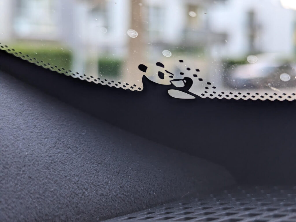 Panda-Easter-Egg auf der Frontscheibe des Smart #5 als verstecktes Design-Detail.