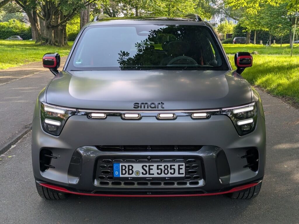 Frontansicht im sportlichen Look bei der BRABUS-Version mit durchgehendem Leuchtband und roter Frontspoiler-Lippe.
