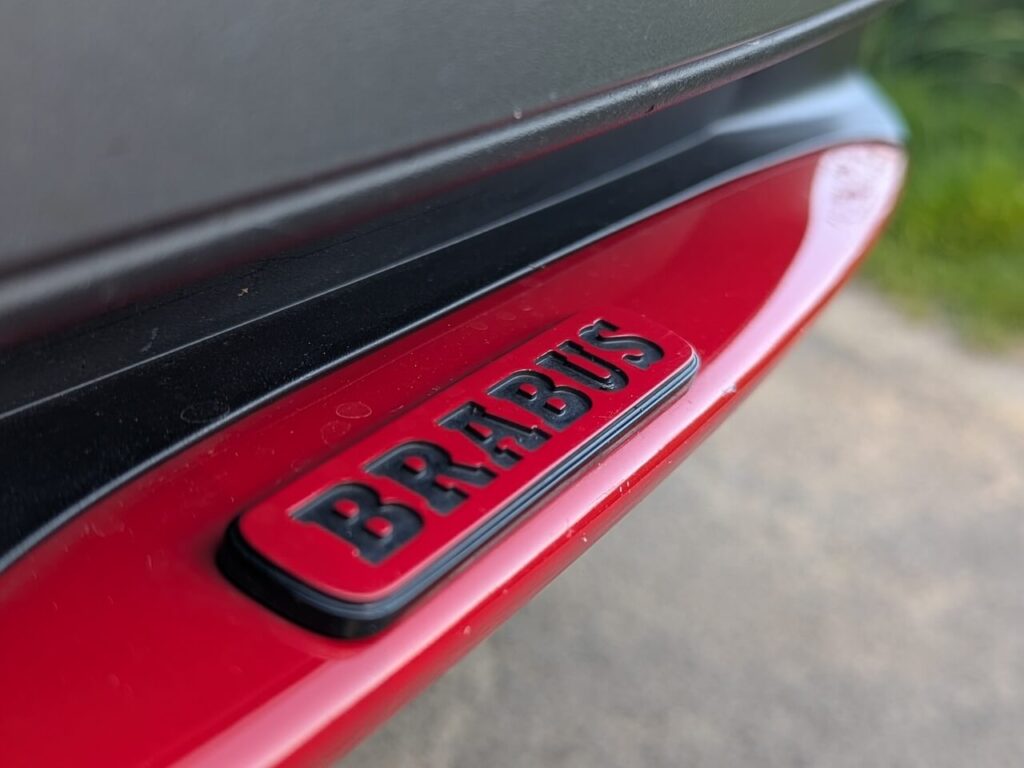Frontlippe in Rot mit BRABUS-Schriftzug beim Smart #5