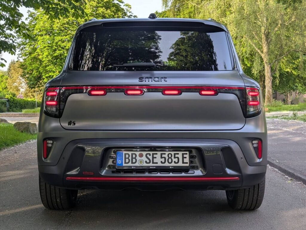Heckansicht beim Smart#5 Brabus: LED-Leuchten und durchgehendes leuchtband. Die Brabus-Version hat eine rote Blende am Heckstoßfänger.