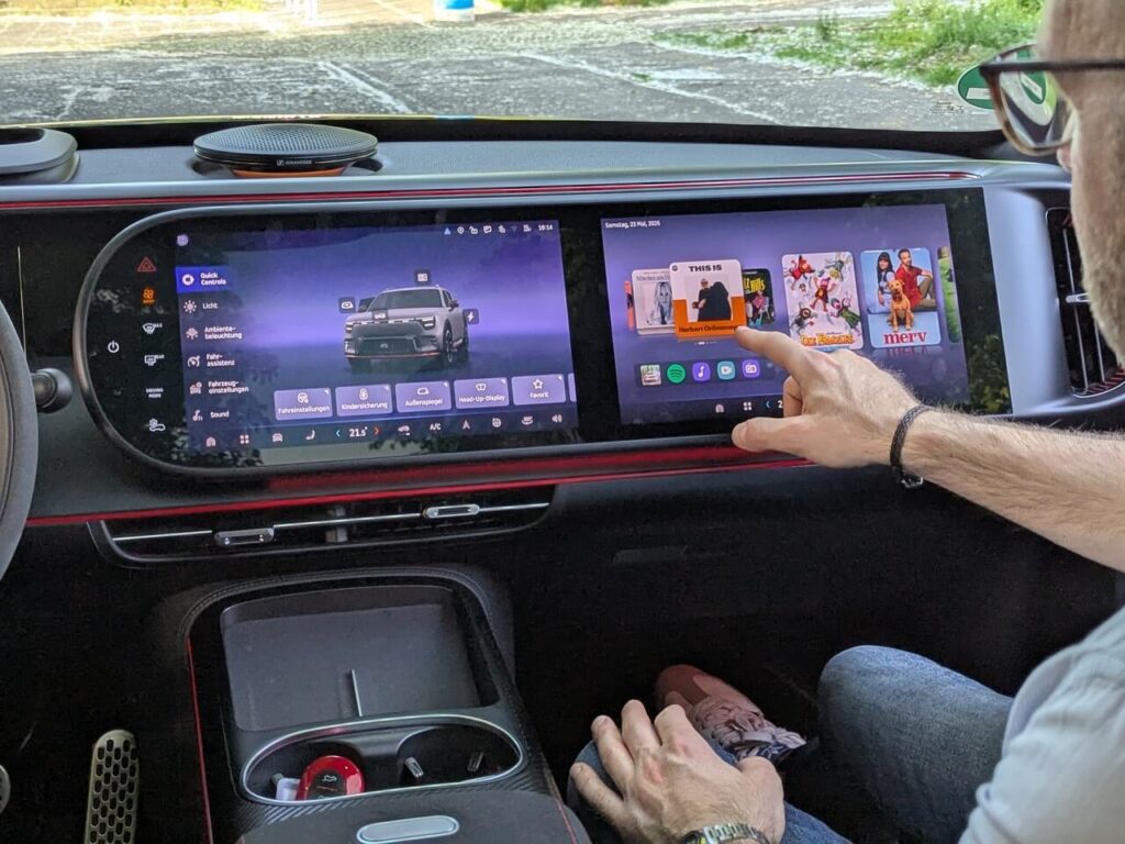 Beifahrerdisplay im Smart #5: 13-Zoll OLED-Touchscreen mit Entertainmentangeboten (Musikstreaming, Videostreaming, Spiele, Klimaeinstellungen).