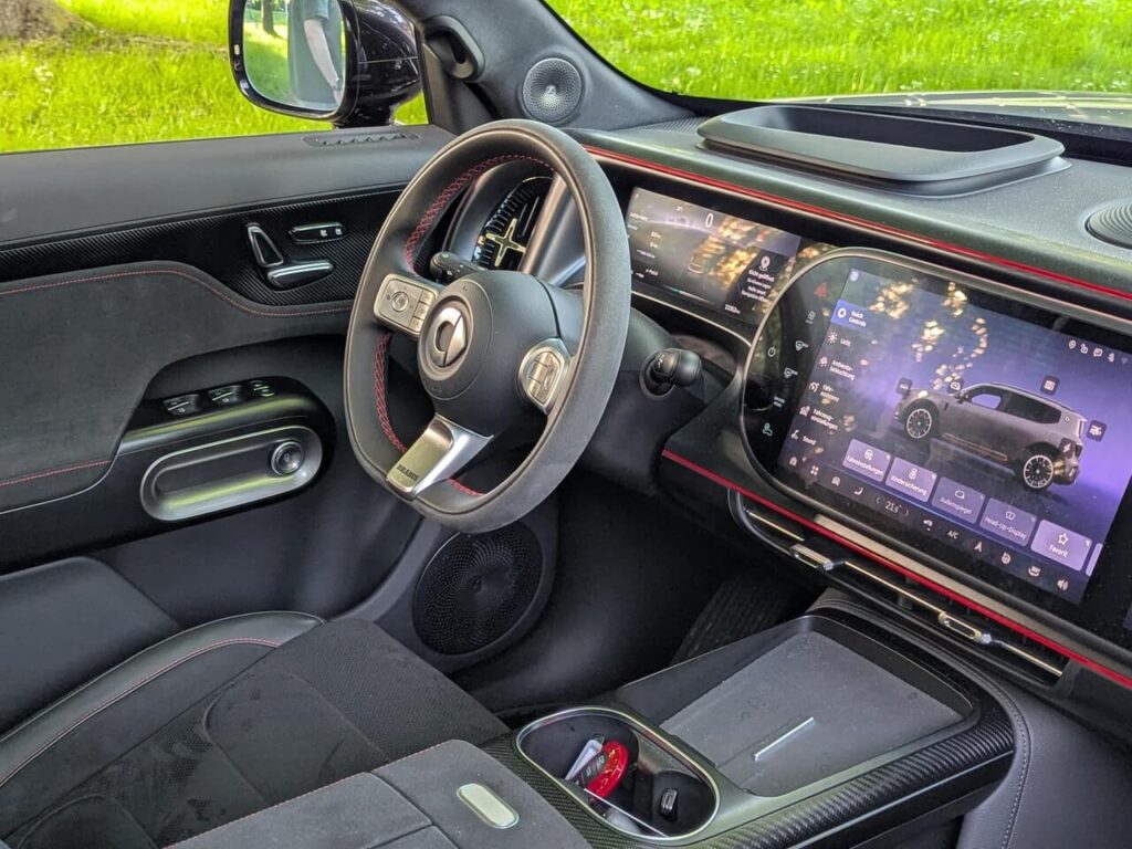 Der Innenraum im Smart #5 Brabus ist gut verarbeitet. Die Materialauswahl mit Alcantara Dinamica, Leder und weichen Kunststoffen ist gelungen.