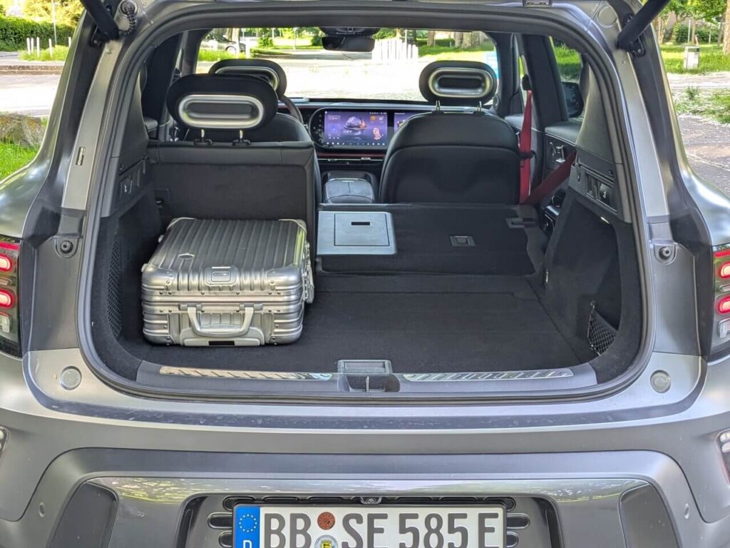 Kofferraum: 630 bis 1530 Liter Fassungsvermögen. Unter dem Gepäckraumboden ist ein 110 Liter großer Bereich, um Gepäckraumrollo und weiteres unterzubringen. Die Rücksitzbank mit Teilungsverhältnis von 40:60 lässt sich per Hebel vom Kofferraum umlegen. Zudem gibt es eine Durchreichmöglichkeit - z. B. für Ski.