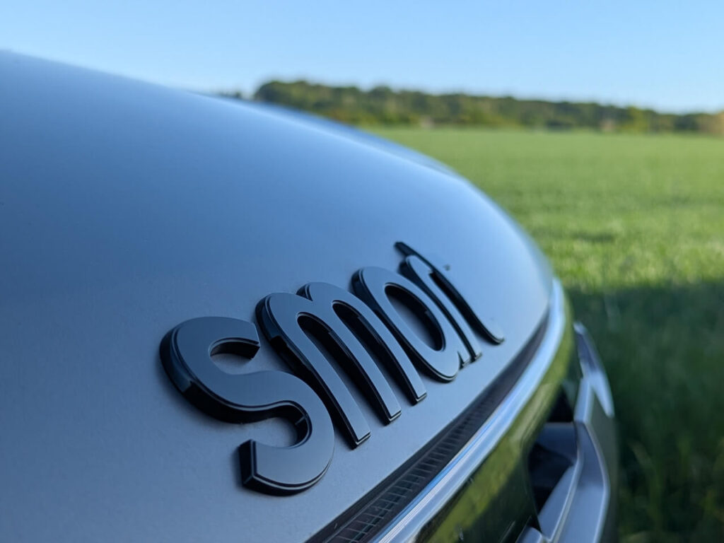 Smart-Schriftzug auf der Fronthaube