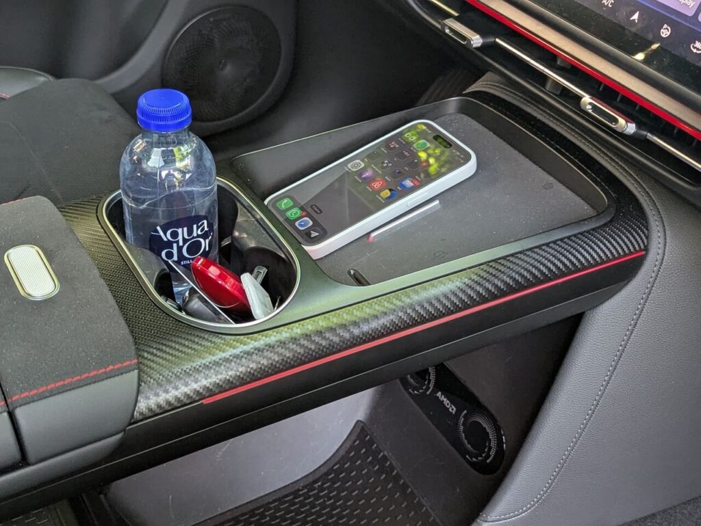 Induktive-Ladestation nicht optimal im Smart #5: In kurven rutscht das Smartphone umher.