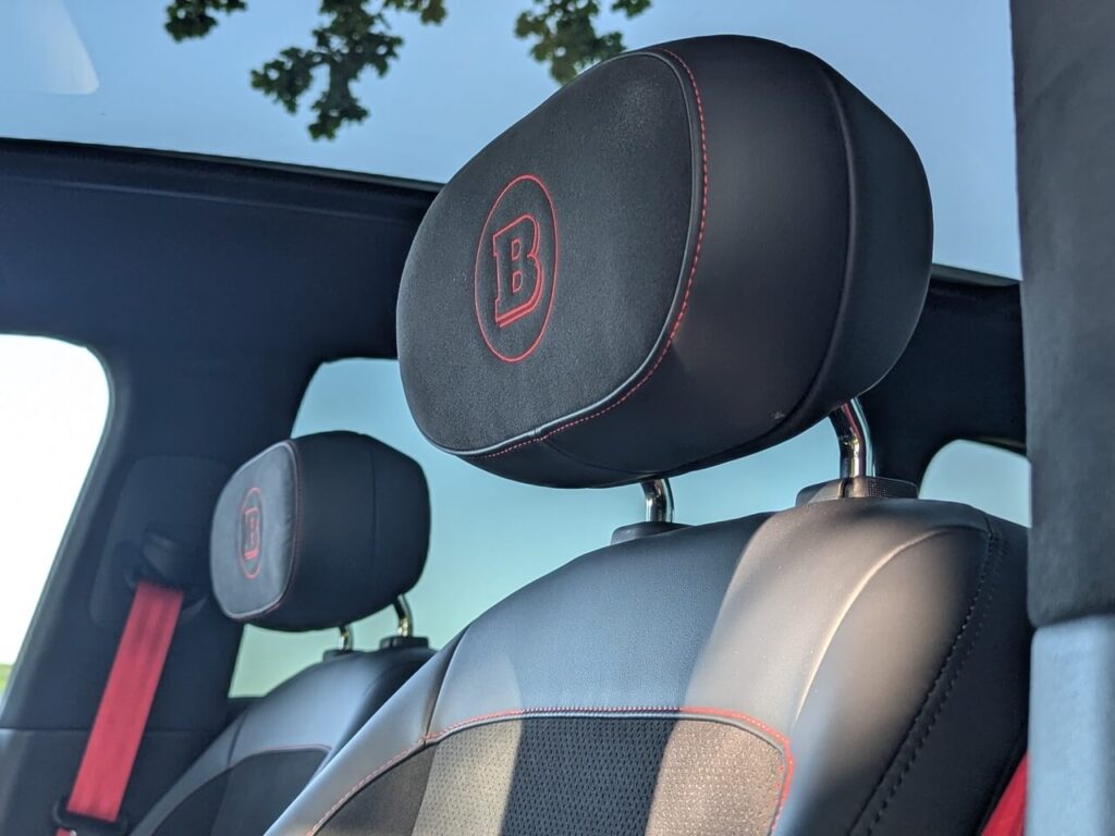 Kopfstützen im Smart #5 Brabus mit eingesticktem Brabus-Logo und roten Ziernähten.
