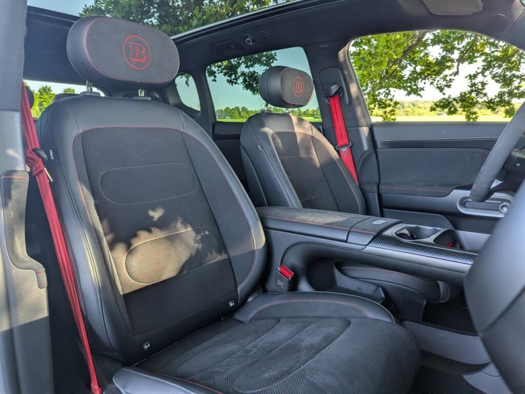 Beifahrersitz im Smart#5 Brabus mit roten Gurten: Die Mittelbahnen sind aus Dynamica-Microfaser (Alcantara).