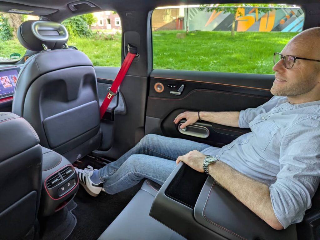 Chauffeur-Modus im Smart#5: Auf der Beifahrerseite gibt es auf Knopfdruck maximale Beinfreiheit wie in der S-Klasse.