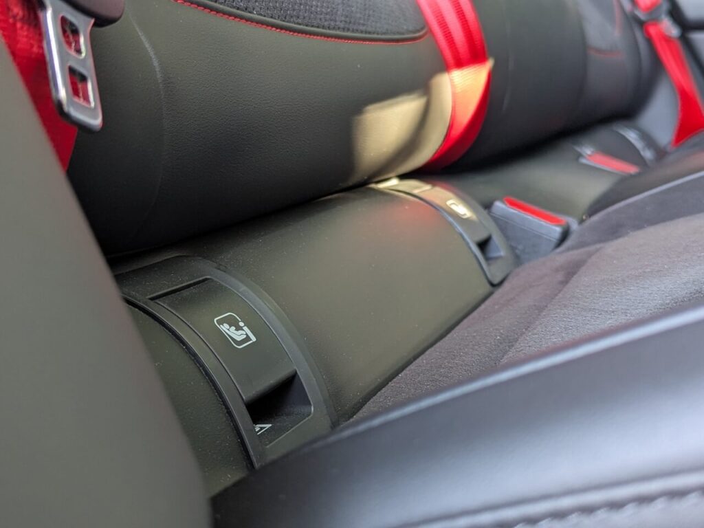Kindersitze befestigen im Smart #5: Zwei Isofix-Halterungen mit Top-Tether auf der Rücksitzbank und ein Isofix-Halter mit Top-Tether auf dem Beifahrersitz.