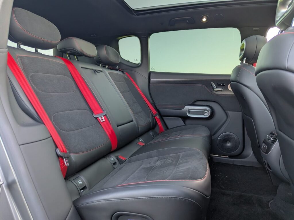 Rücksitzen im Smart #5 Brabus: Rote Gurte Alcantara-leder-Polster "Dynamica" und viel Platz.