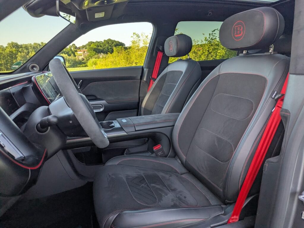 Elektrisch verstellbarer Fahrersitz beim Smart #5 Brabus: Rote Gurte und bequeme Alcantara-Leder-Polster mit 3-stufiger Sitzheizung und Sitzbelüftung.